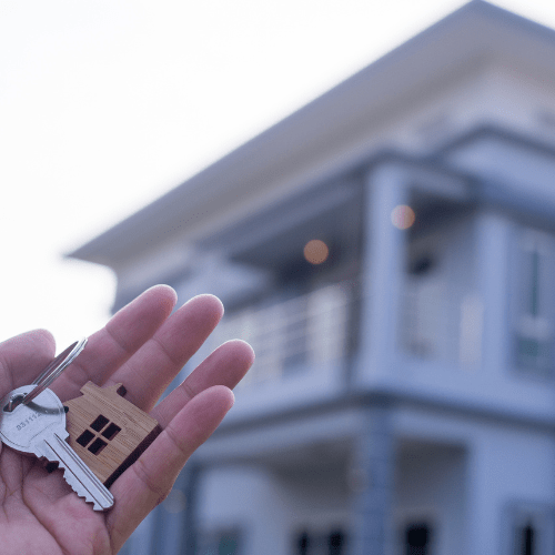 Paar betrachtet Grundriss eines neuen Zuhauses